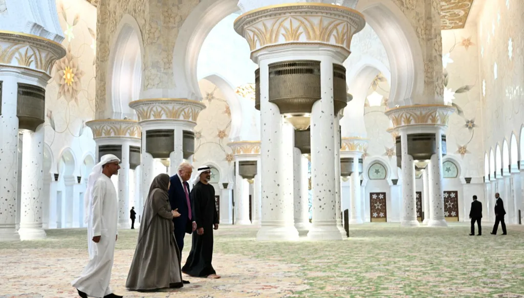 بالصور والفيديو- ترامب يجول في مسجد الشيخ زايد الكبير برفقة ولي عهد أبوظبي