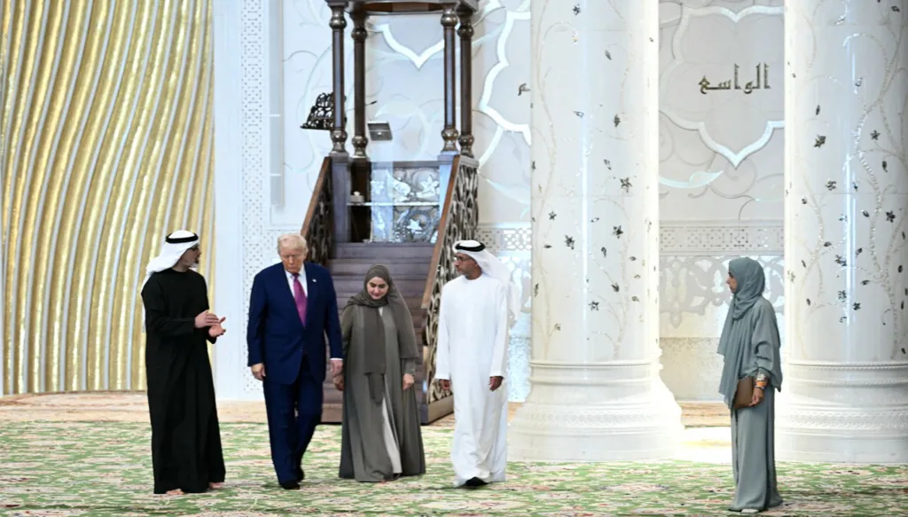 ترامب يجول في مسجد الشيخ زايد الكبير برفقة ولي عهد أبوظبي (أ ف ب).