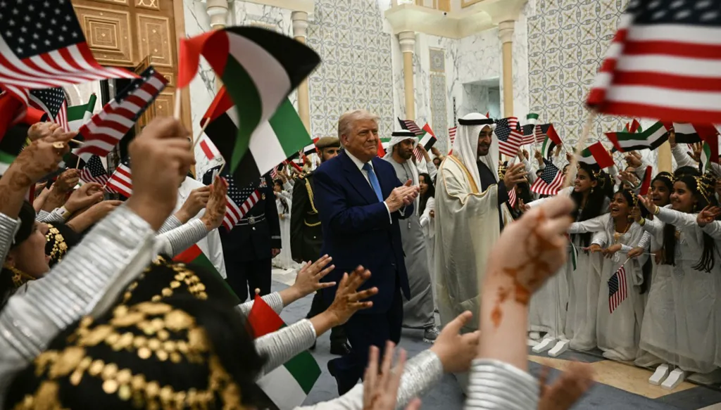 رئيس دولة الإمارات الشيخ محمد بن زايد يستقبل الرئيس الأميركي دونالد ترامب في قصر الوطن في أبوظبي