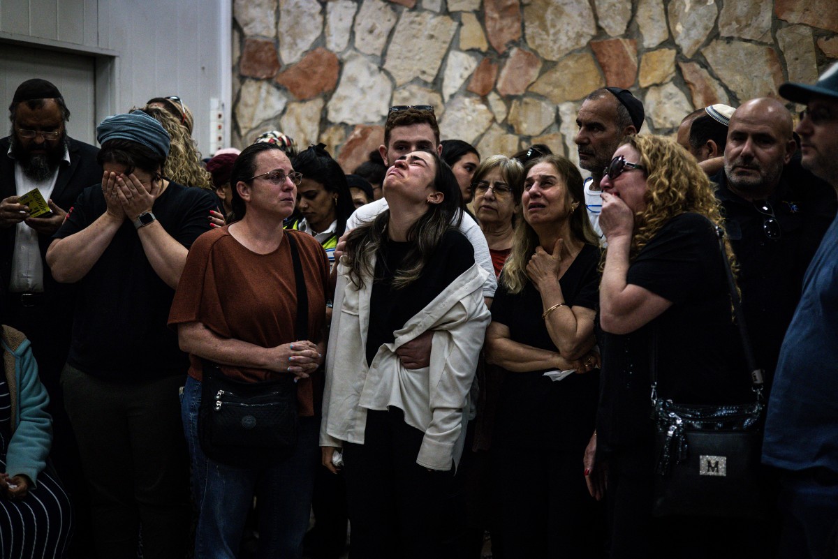  أقارب يندبون بجانب جثة تسيلا غيز (ا ف ب)