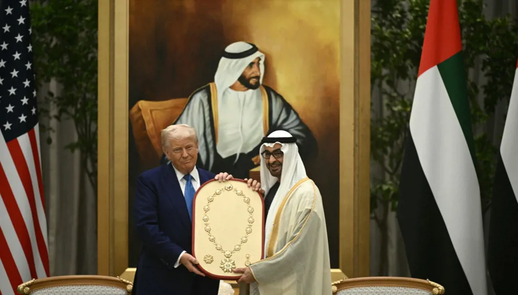 بالفيديو- محمد بن زايد يمنح ترامب "وسام زايد"