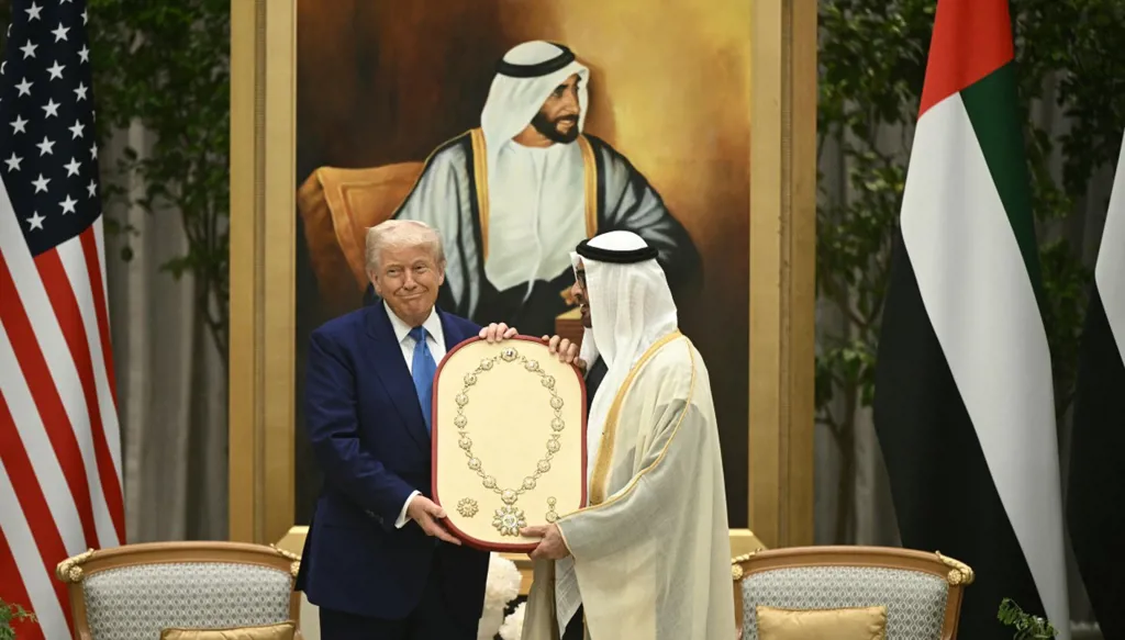 محمد بن زايد يمنح ترامب "وسام زايد"