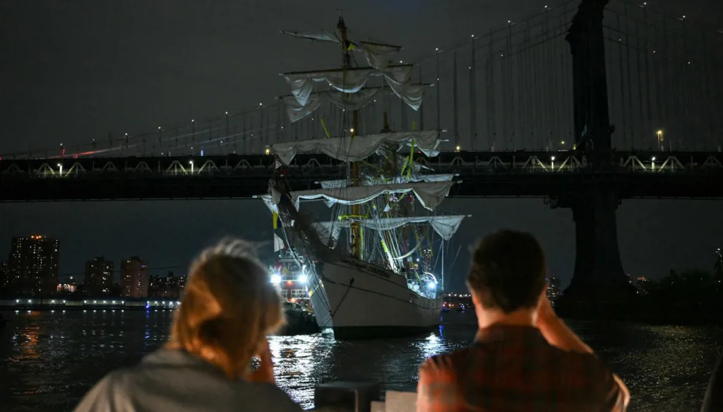 قتيلان في اصطدام سفينة شراعية مكسيكية بجسر بروكلين (صور)