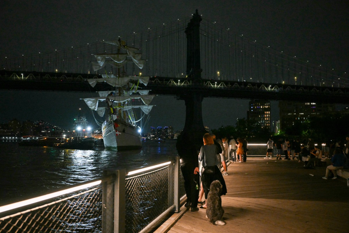 سفينة تدريب تابعة للبحرية المكسيكية تصطدم بجسر بروكلين في نيويورك 