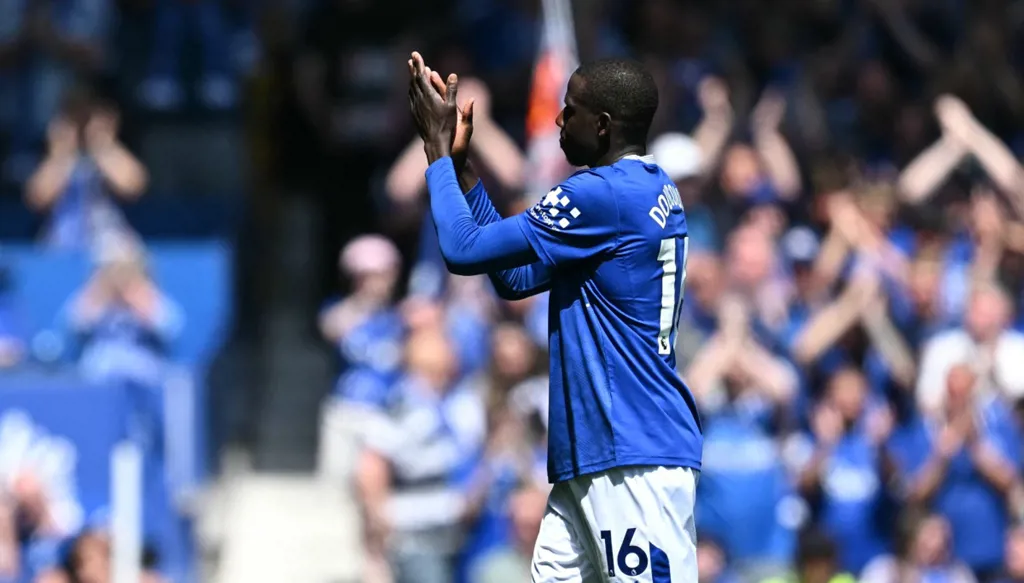 "سأظل مشجعاً للأبد"... دوكوري يعلن رحيله عن إيفرتون