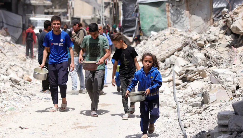 إسرائيل تسمح لمزيد من الفلسطينيين بمغادرة غزة... وتساؤلات عن العلاقة بخطة ترامب