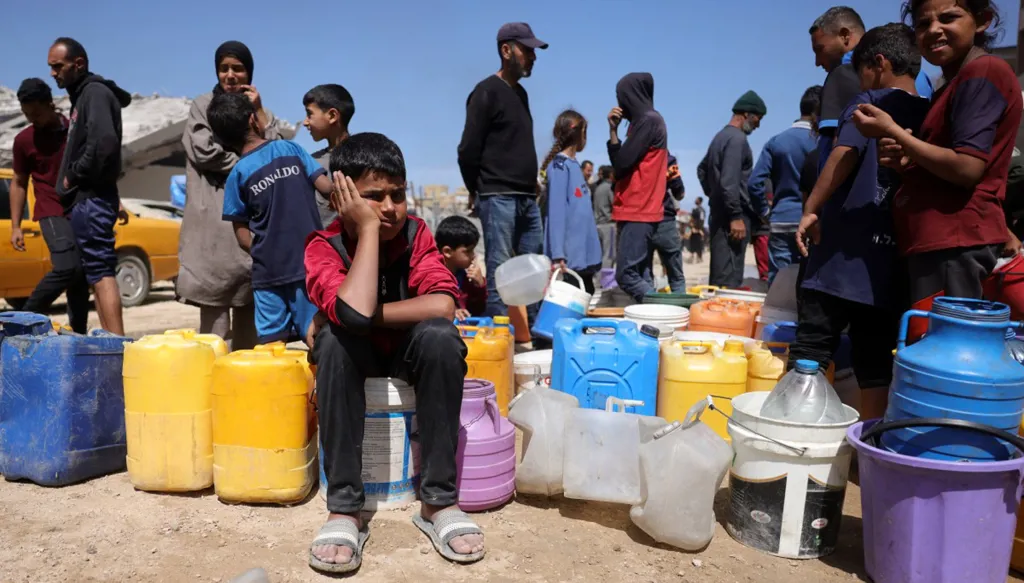 نتنياهو يشتري الوقت بحفنة مساعدات لغزة... والضغط الدولي لن يثمر بلا تدخّل ترامب