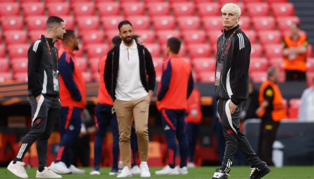 غاري نيفيل ينسف فكرة الاحتفال: لا موكب لمانشستر يونايتد إن فاز بالدوري الأوروبي
