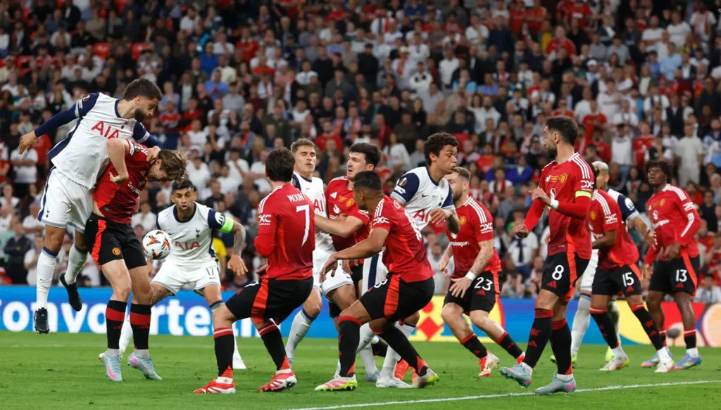 لحظة بلحظة... مانشستر يونايتد يتحدى توتنهام في نهائي الدوري الأوروبي