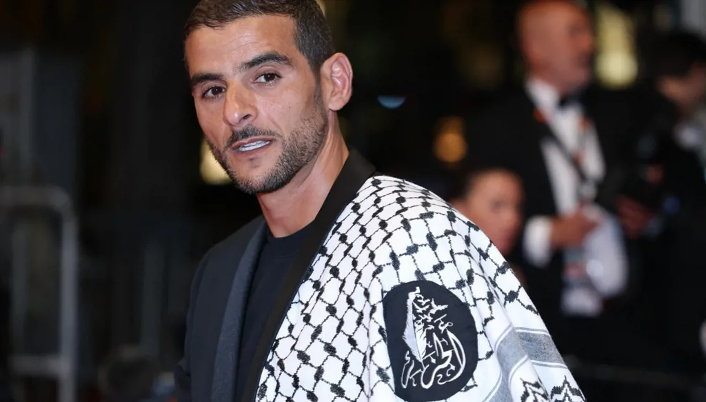 سفيان زرماني المعروف بـ"فيانسو" يضع الكوفيّة الفلسطينية في كان 2025