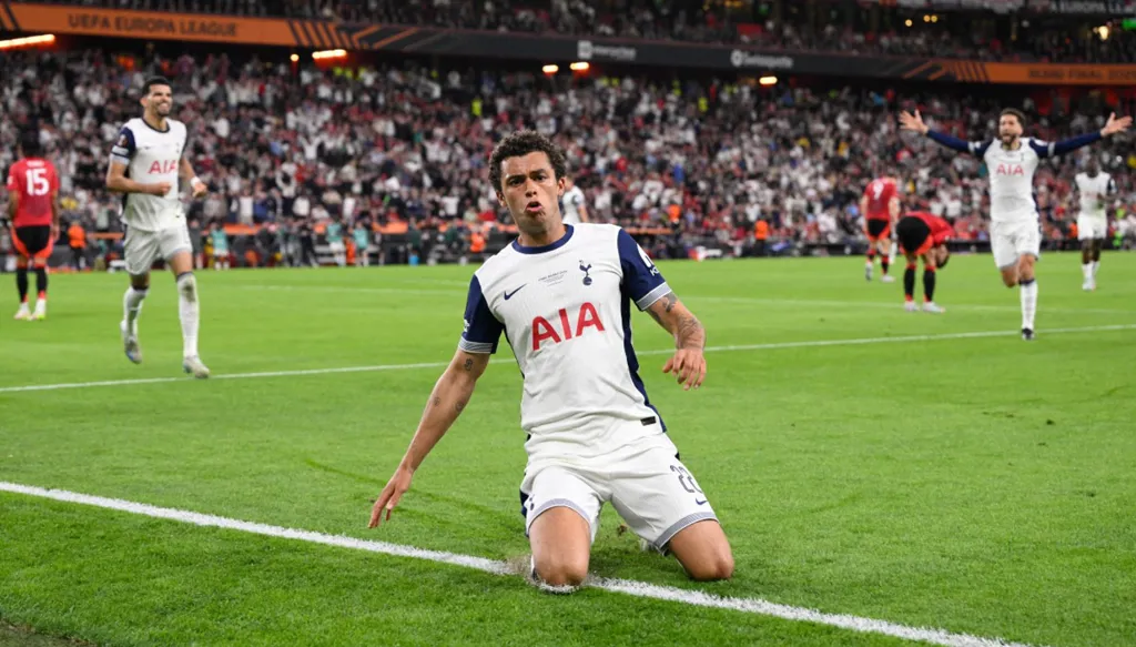 قاهر يونايتد: اللقب الأوروبي خفف معاناة موسم توتنهام الكارثي