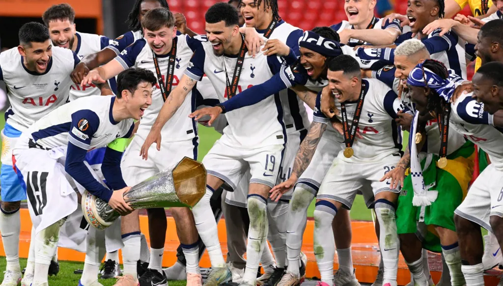 "يويفا" يعتذر عن نفاد ميداليات توتنهام في حفل تتويج الدوري الأوروبي