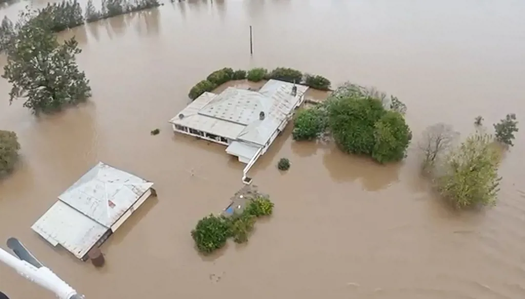 بالصور- فيضانات مدمّرة في أستراليا.. السلطات تُسقط إمدادات جوّاً للمزارعين المحاصرين بالمياه