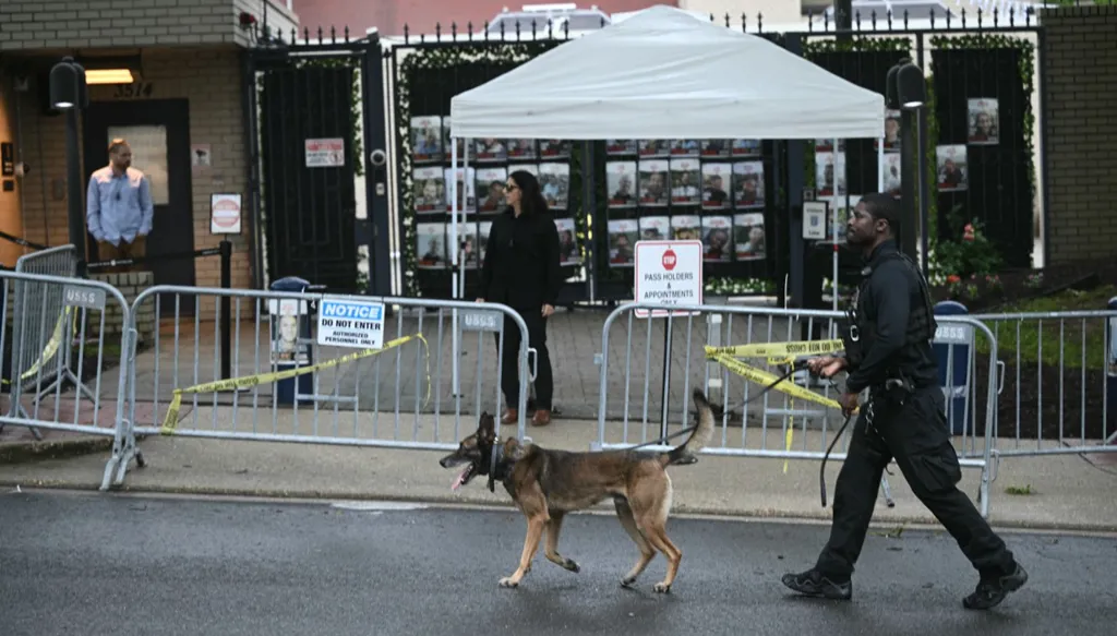 اتهام المشتبه به بالقتل العمد... نتنياهو يربط بين إطلاق النار على السفارة والعداء لإسرائيل بسبب حرب غزة