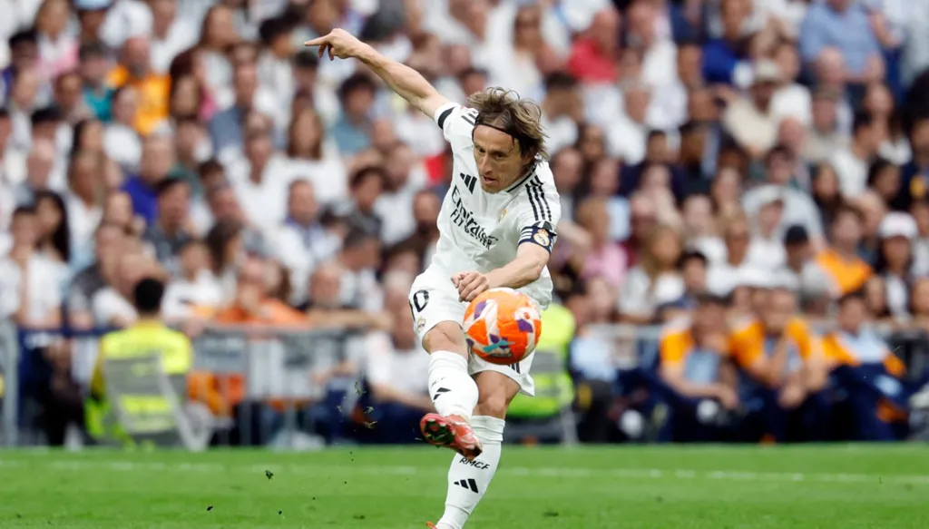 دموع في البرنابيو... مودريتش وأنشيلوتي يودعان ريال مدريد (صور وفيديو)