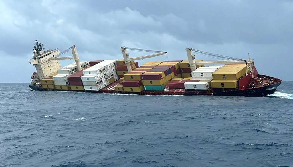 غرق سفينة حاويات تنقل "بضائع خطرة" قبالة سواحل الهند