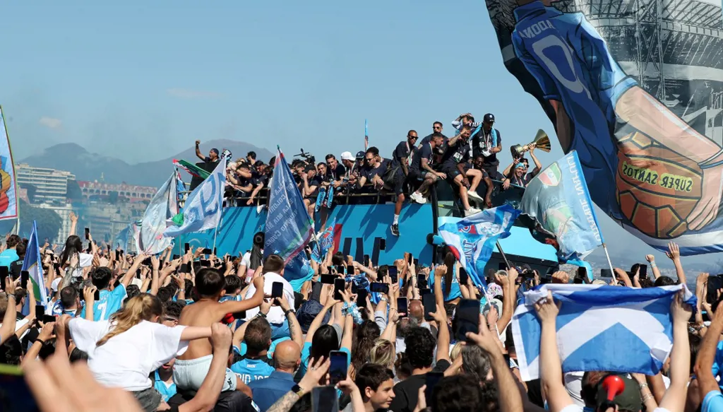 نابولي يحتفل باللقب مع الجماهير وسط قلق من رحيل كونتي