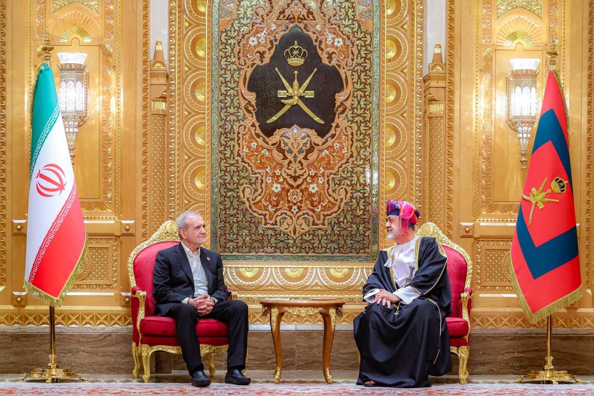 سلطان عمان هيثم بن طارق آل سعيد مستقبلاً الرئيس الإيراني مسعود بزشكيان. (ا ف ب)