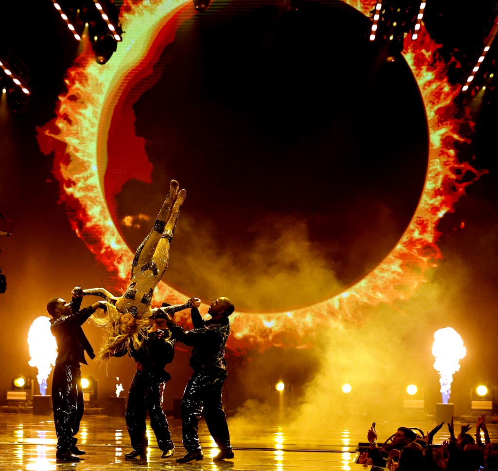 جنيفير لوبيز خلال العرض الذي قدّمته في حفل American Music Awards 2025 (أ ف ب)