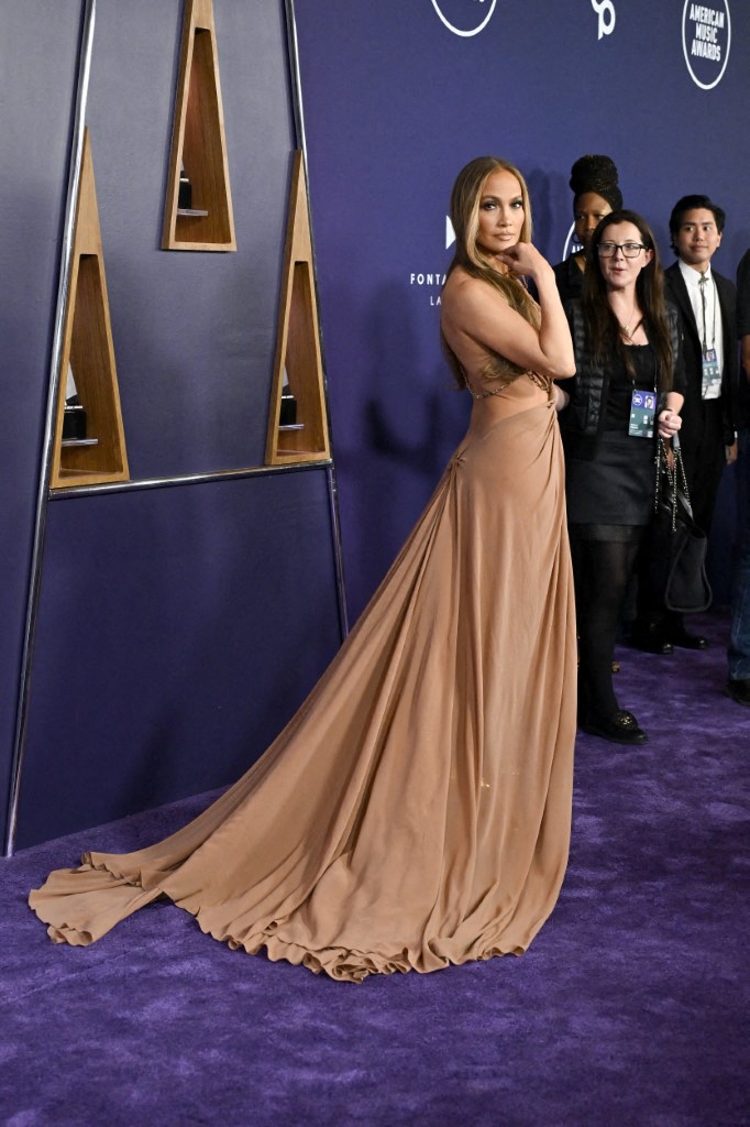 من إطلالات جينيفير لوبيز في حفل American Music Awards 2025