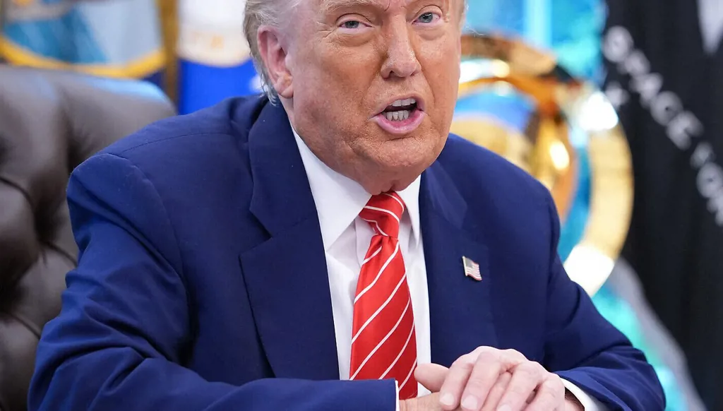 ترامب يأمر بوقف استخدام "أنثروبيك" في الوكالات الفيدرالية فوراً