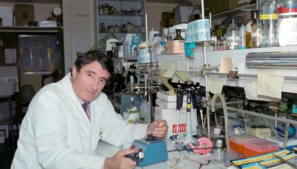 وفاة مخترع حبوب الإجهاض الفرنسي إتيان إميل بوليو