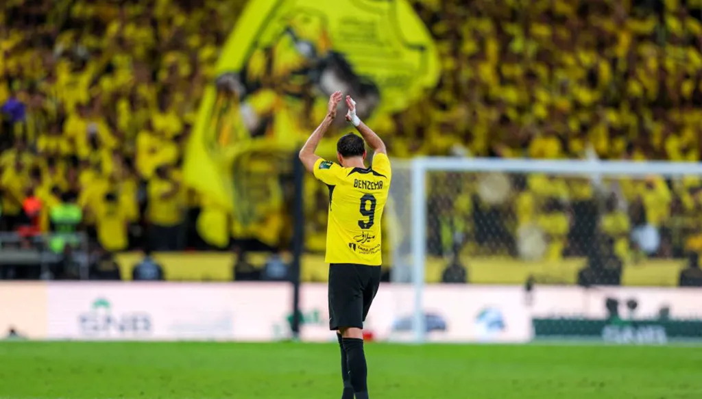 كريم بنزيما يفجّر مفاجأة سارة بشأن مستقبله