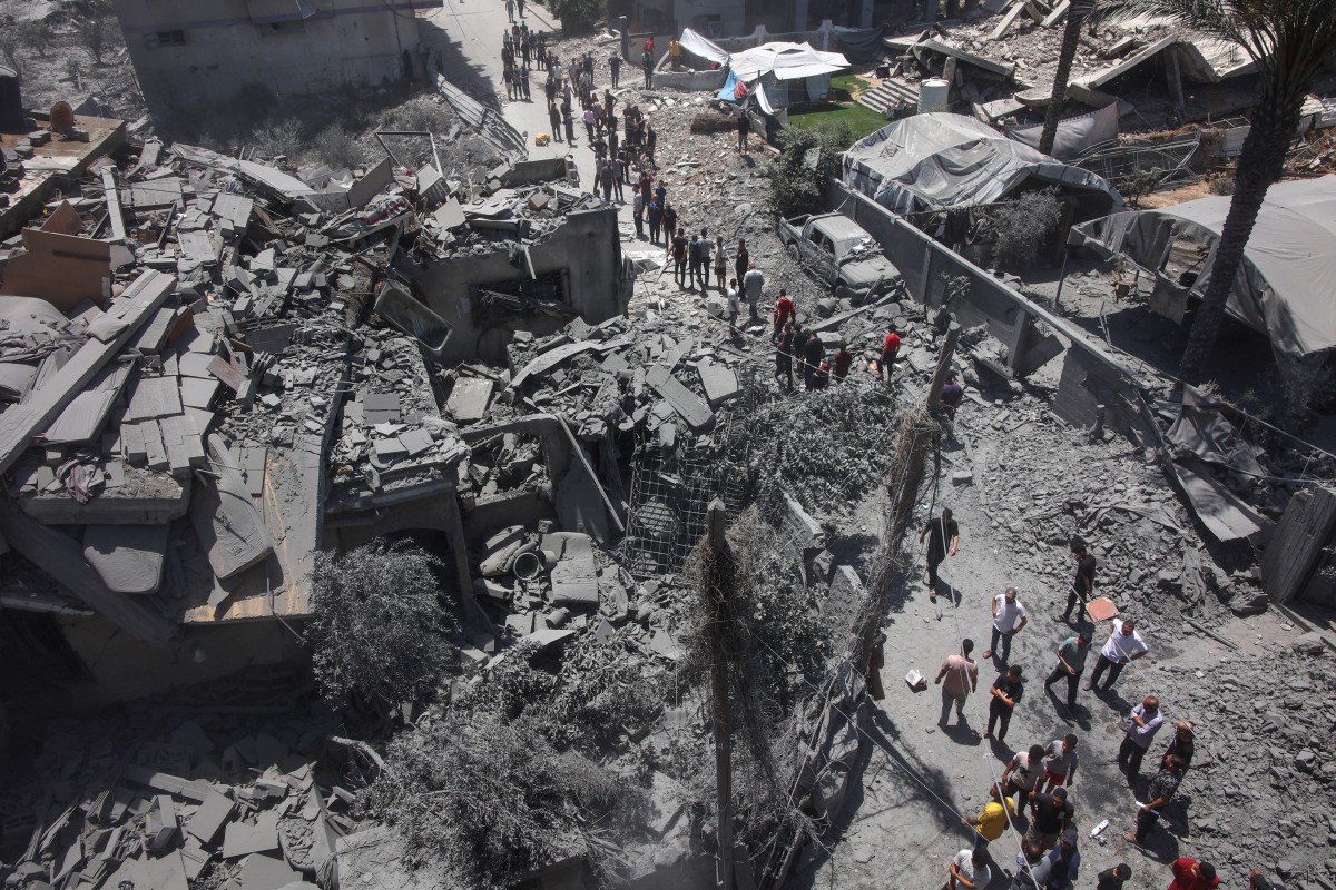 فلسطينيون يتفقدون الأنقاض بعد الغارات الإسرائيلية على منزل عائلة القطاع في حي التفاح بمدينة غزة في 31 مايو 2025 (أ ف ب)