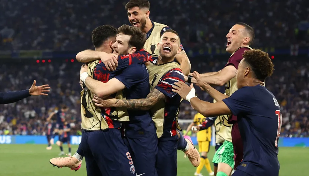 كم يبلغ ثمن كأس دوري أبطال أوروبا؟