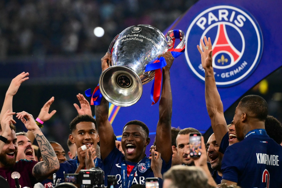 مينديز رافعاً لقب دوري أبطال أوروبا. (أ ف ب)