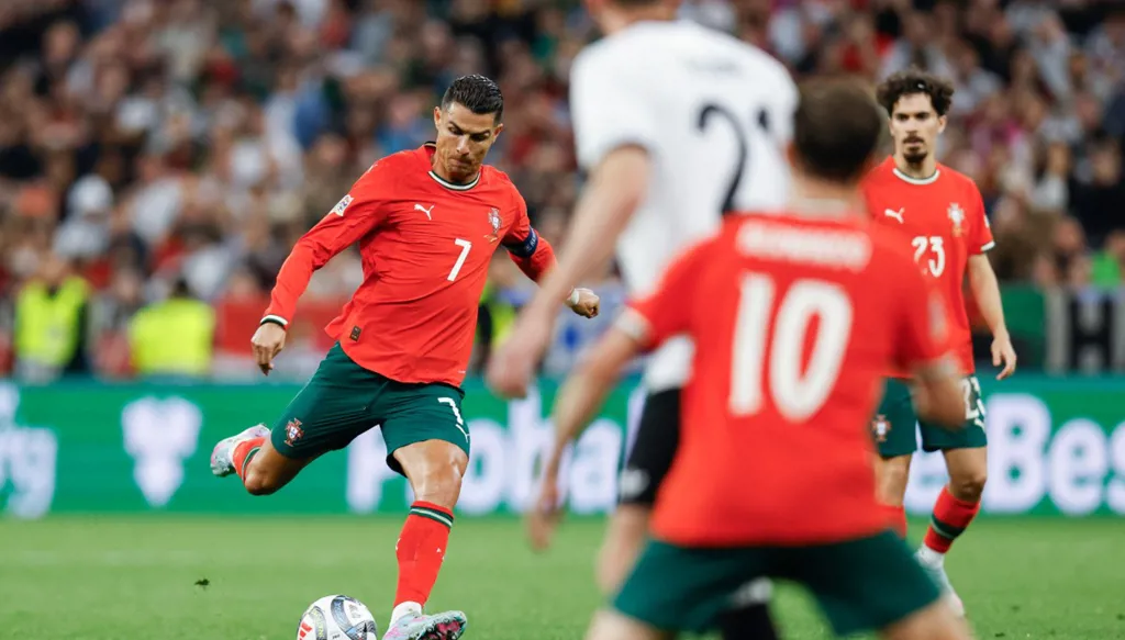 مشجع يقتحم الملعب من أجل رونالدو والأمن يطارد الحلم (فيديو)