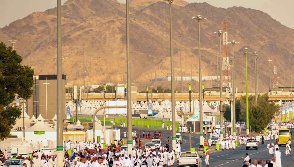 الحجّاج يؤدون الركن الأعظم للحجّ على جبل عرفات وسط درجات حرارة وصلت إلى 42 درجة