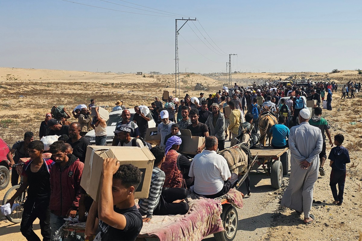 يسير فلسطينيون نازحون على طول الطريق لتلقي طرود مساعدات إنسانية من مؤسسة مدعومة من الولايات المتحدة في رفح في جنوب قطاع غزة في 5 يونيو 2025 (أ ف ب)