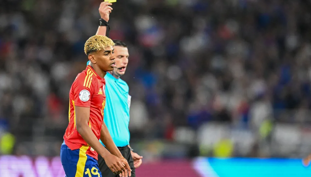 كيف رد لامين يامال على إمكان التتويج بالكرة الذهبية؟