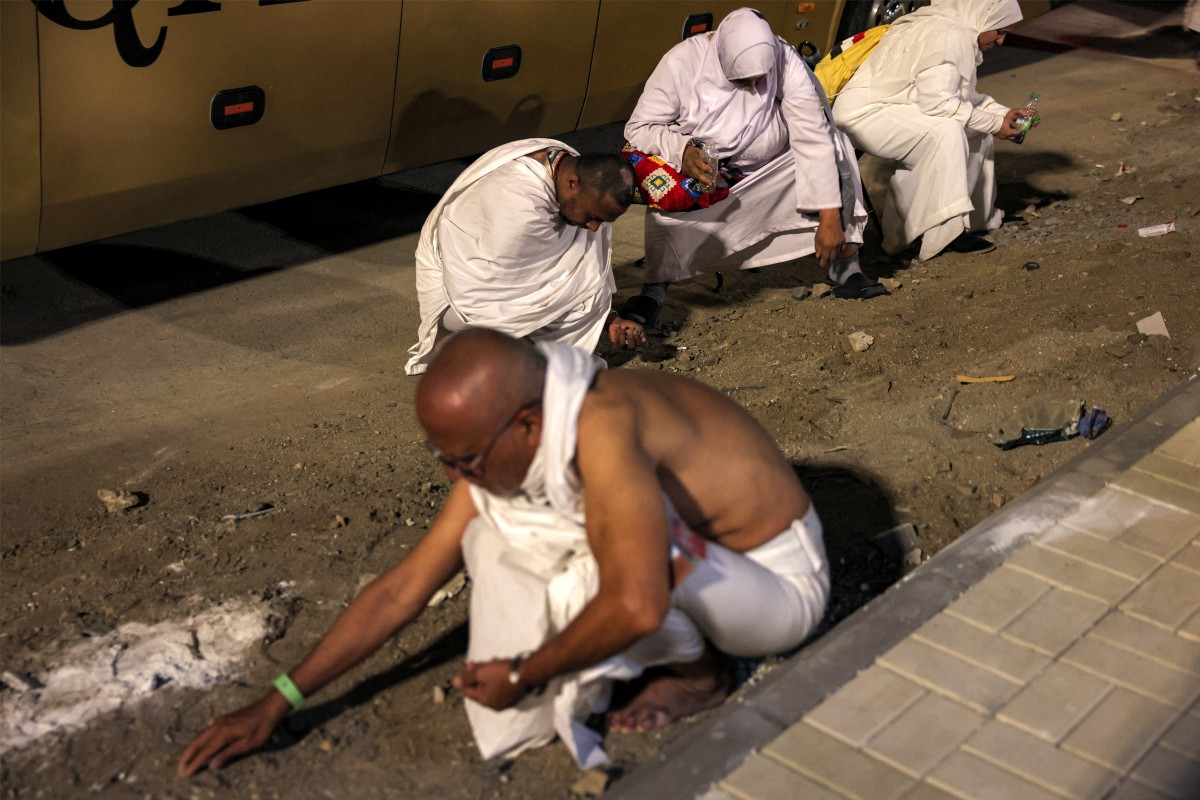 حاج يجمع الحصى لرمي الجمرات (أ ف ب).