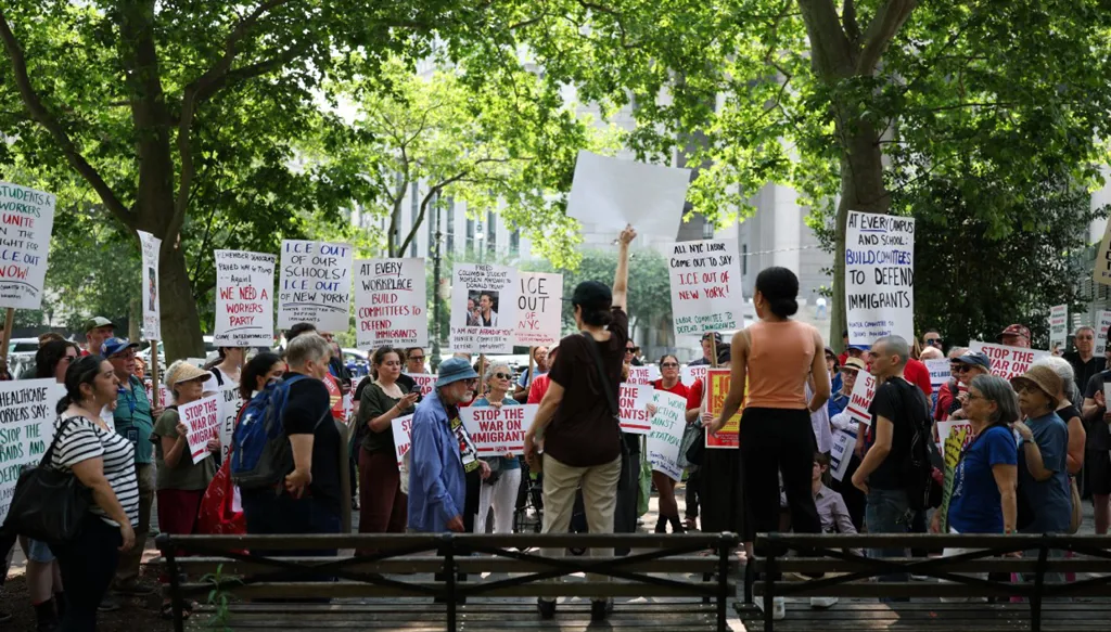 بالصور والفيديو- مواجهة بين الشرطة ومحتجين في لوس انجليس بعد مداهمات على الهجرة