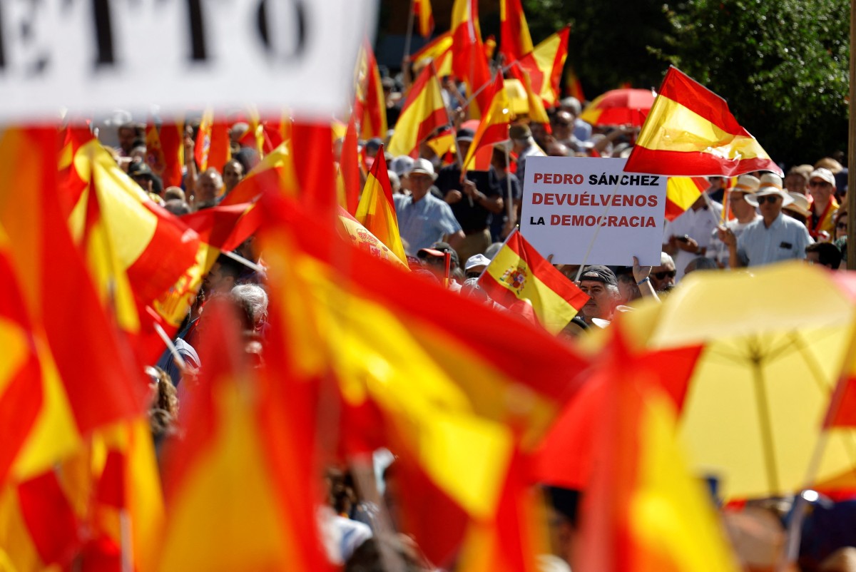 متظاهرون في إسبانيا. (أ ف ب)