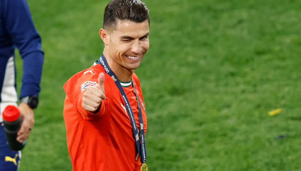 هدية ورسالة من رونالدو إلى ترامب