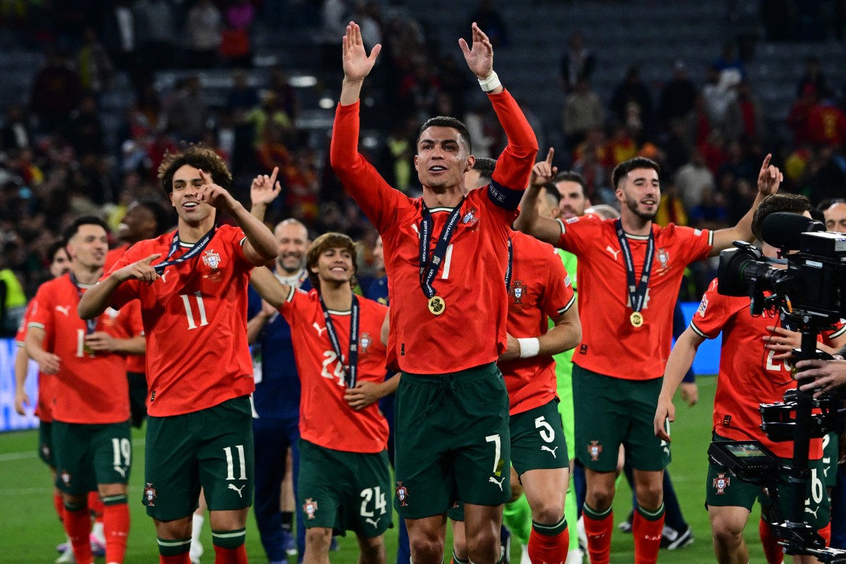 رونالدو يحتفل مع منتخب بلاده بلقب دوري الأمم الأوروبية. (أ ف ب)