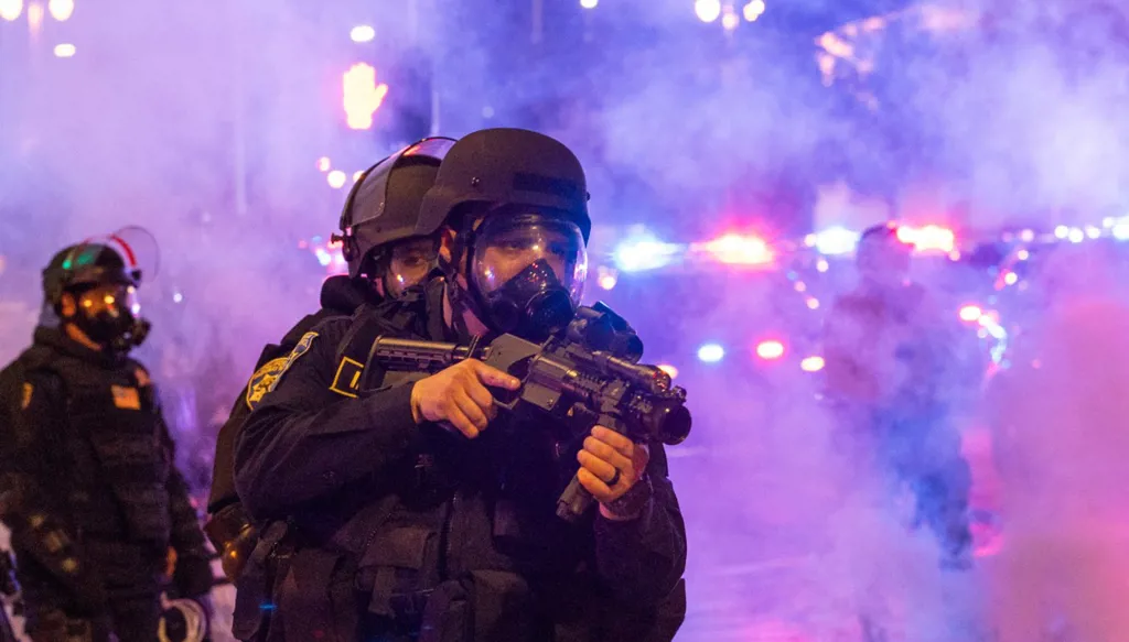 صرخت من الألم ووضعت يدها على ساقها... لحظة تعرض مراسلة لرصاصة مطاطية أثناء تغطيتها احتجاجات لوس أنجليس (فيديو)