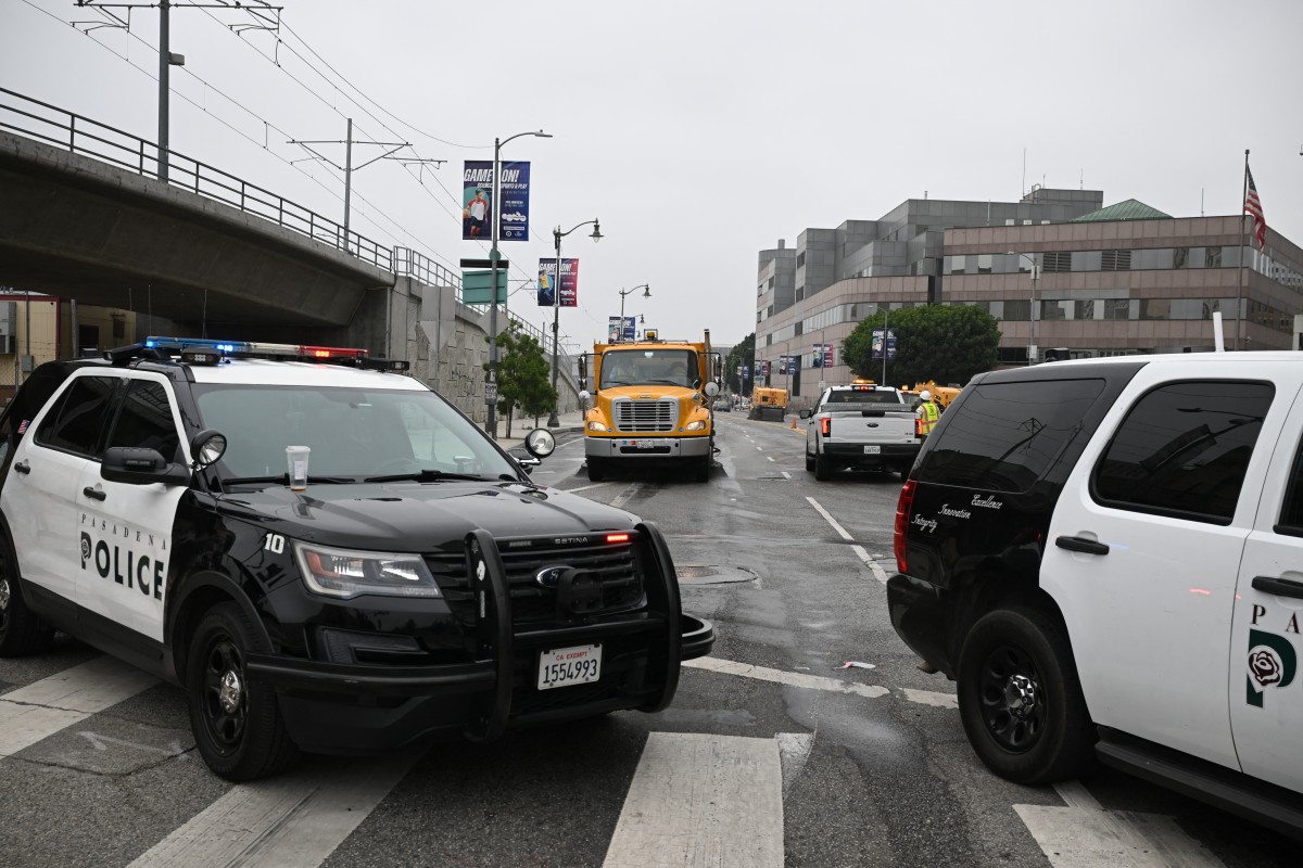 مركبات قوات الأمن تغلق طريقًا في لوس أنجليس (ا ف ب)