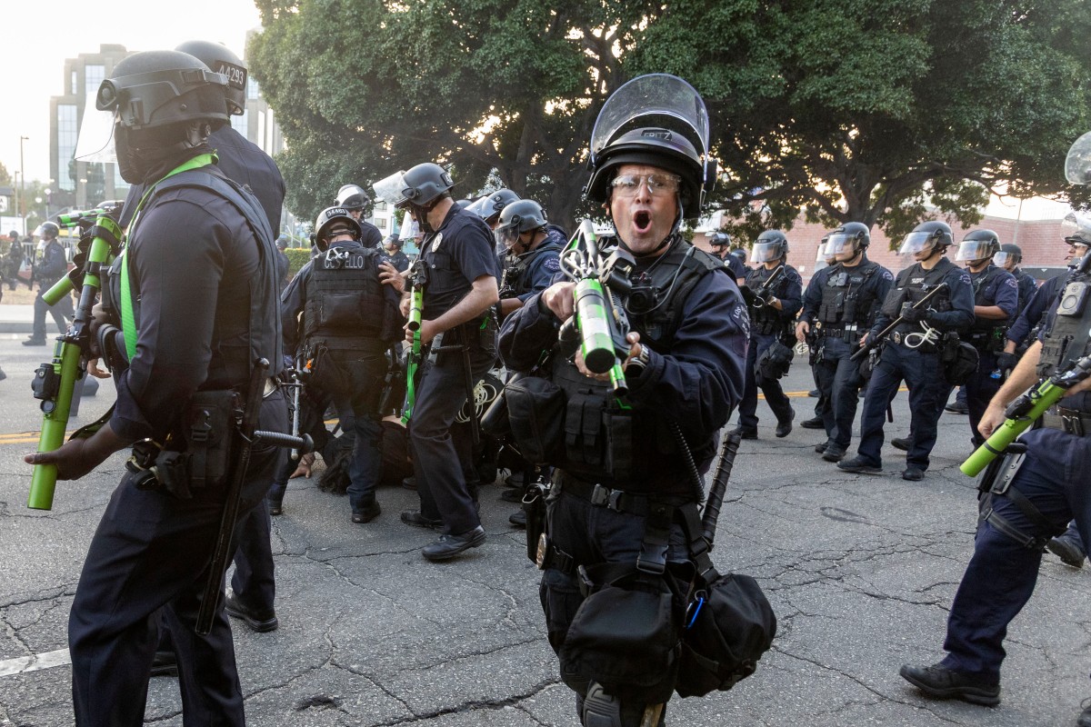 قوات مكافحة شغب في لوس أنجليس. (ا ف ب)