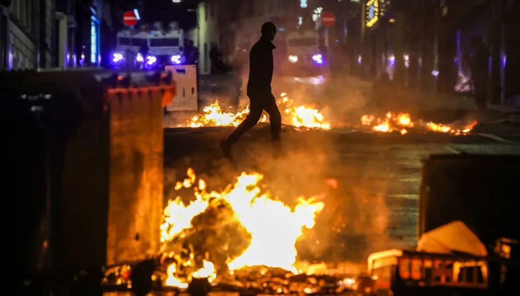 إيرلندا الشمالية... اضطرابات "مدفوعة عنصريا" في بلدة بيليمينا