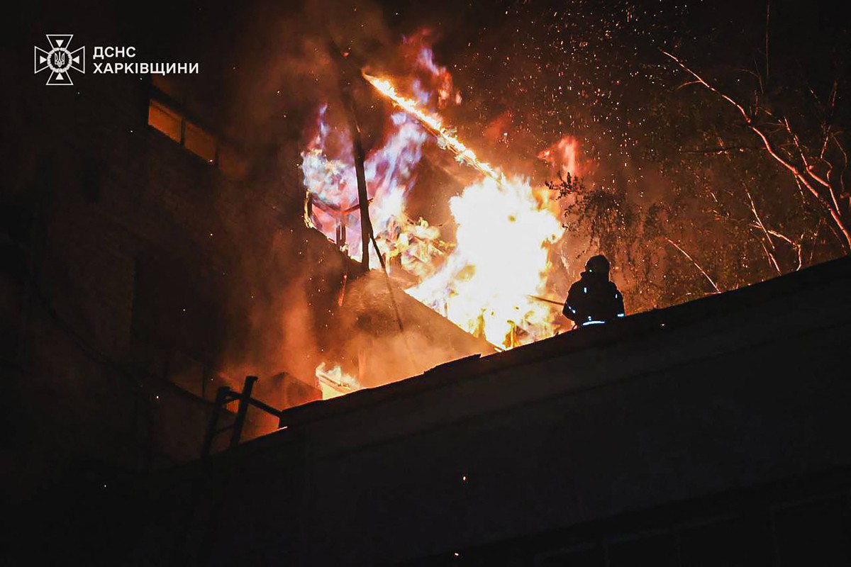 مبنى يحترق إثر هجوم بطائرة مسيرة روسية في خاركيف، اوكرانيا (ا ف ب).