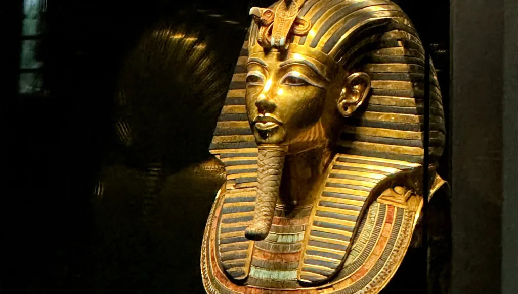 نقل قناع توت عنخ آمون الذهبي قريباً إلى المتحف المصري الكبير