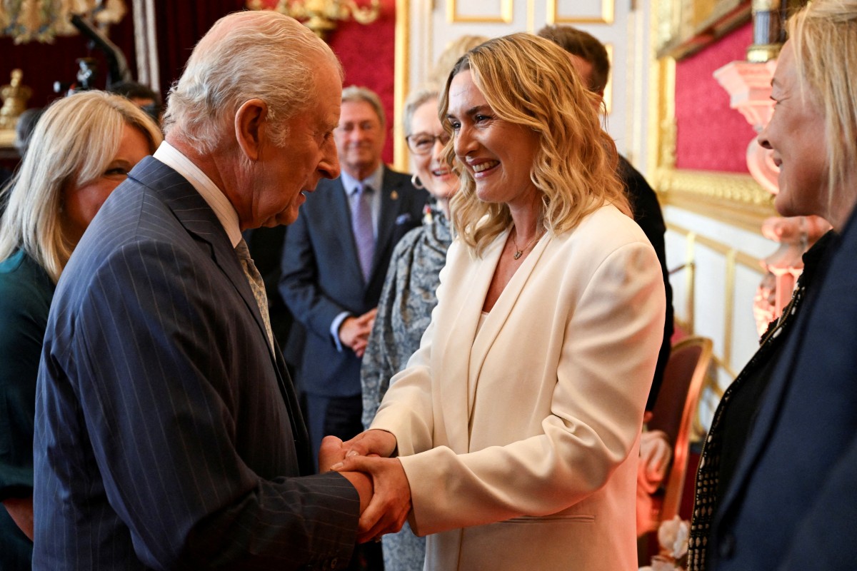 الملك تشارلز وكيت وينسلت في قصر سانت جيمس (أ ف ب).