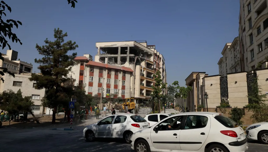 إيران تُطلق مئة مسيّرة باتجاه إسرائيل... وسلاح الجو يعترضها (فيديو)