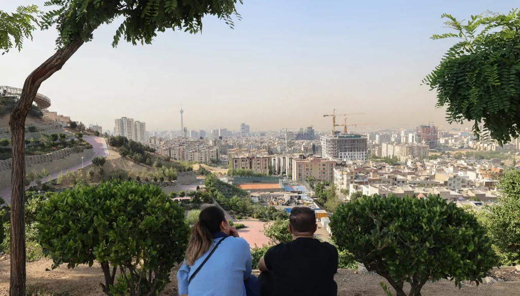 أمة انهكتها الأزمات... الإيرانيون يستعدون لهجمات إسرائيلية أخرى بمزيج من الغضب والخوف