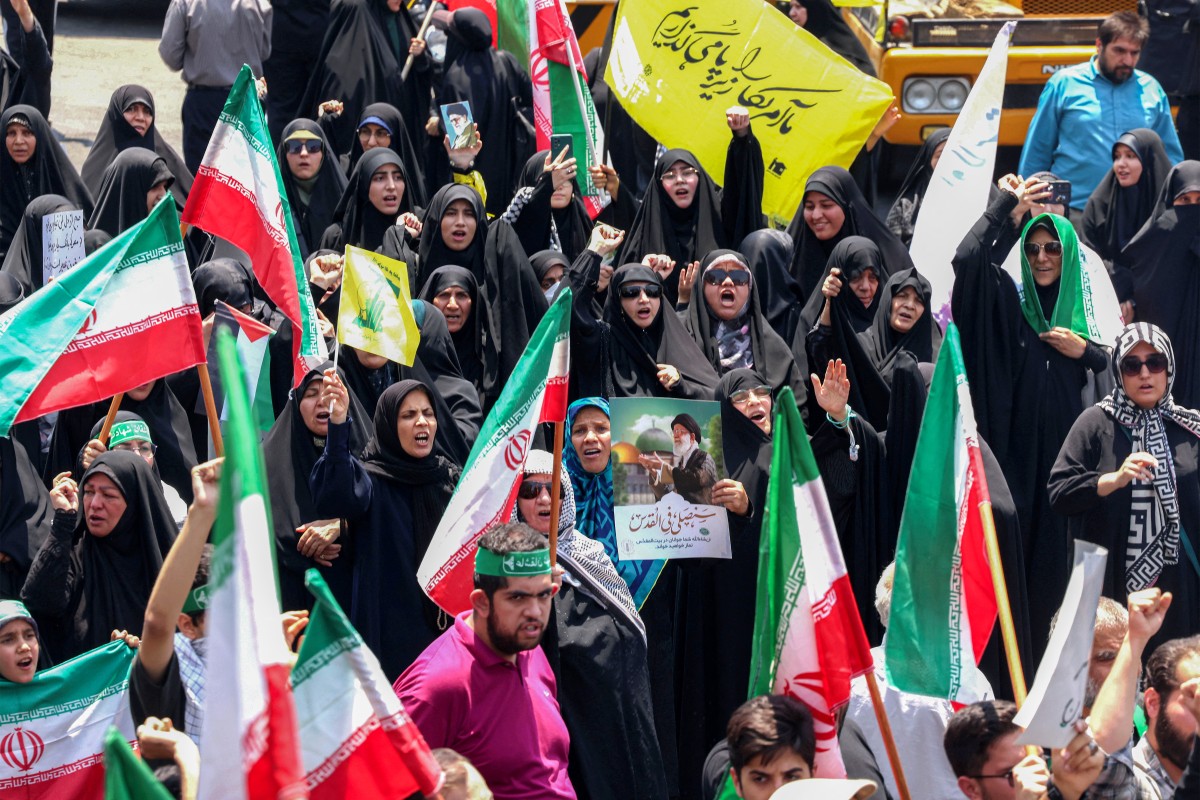 تظاهرة ضد الهجمات الإسرائيلية في طهران (أ ف ب).