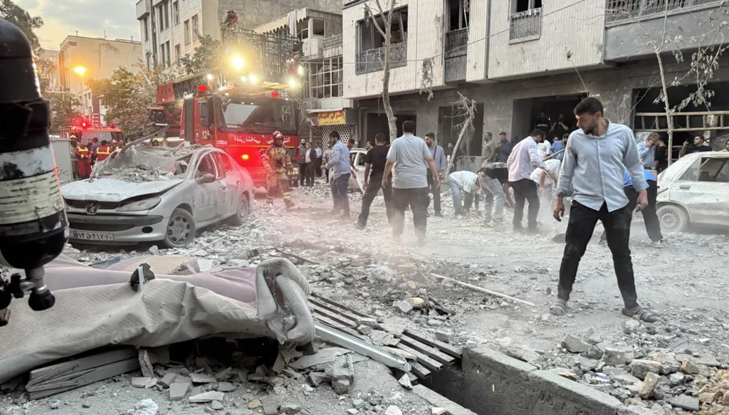 5 عند الخامسة: الموساد في عمق إيران ومقتل قادة بارزين... ما هي سيناريوات الرد على هجوم إسرائيل؟